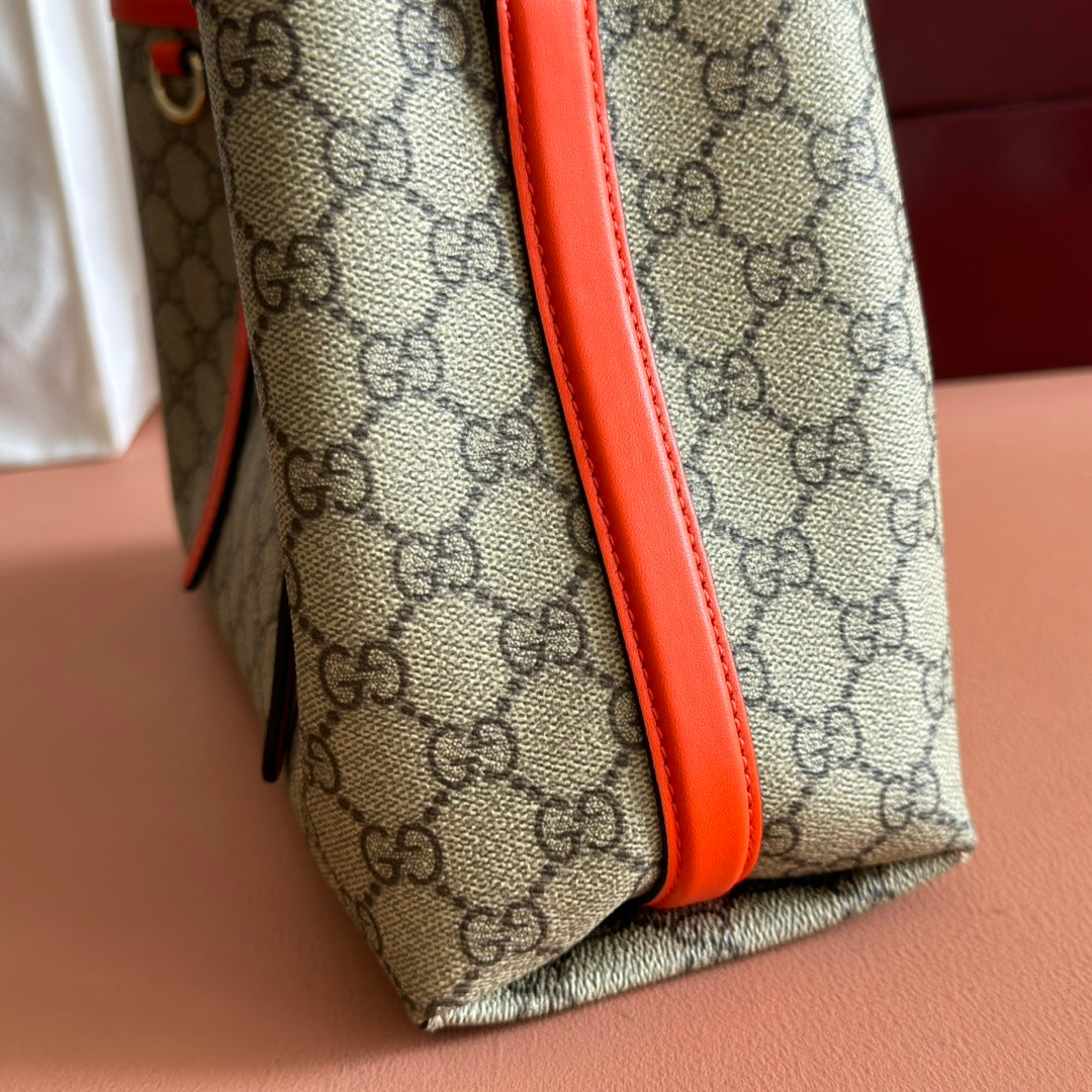 GUCCI 25S EMBLEM MEDIUM BAG 30 IN BEIGE AND BLACK CALFSKIN