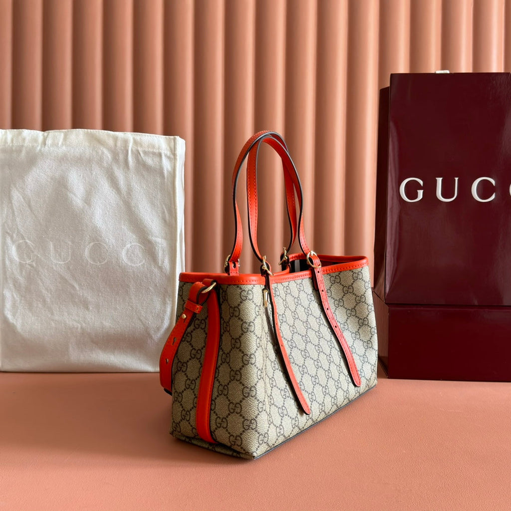 GUCCI 25S EMBLEM MEDIUM BAG 30 IN BEIGE AND BLACK CALFSKIN