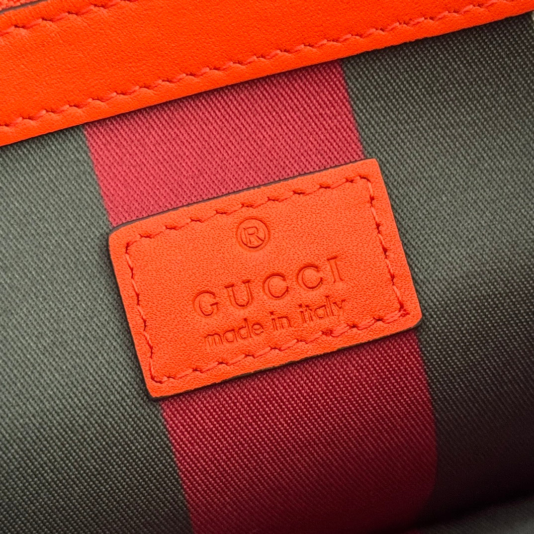 GUCCI 25S EMBLEM MEDIUM BAG 30 IN BEIGE AND BLACK CALFSKIN